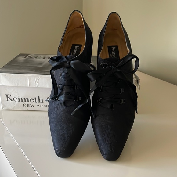 Kenneth Cole VINTAGE black damask lace bootie. Size 9 1/2 - Picture 5 of 15